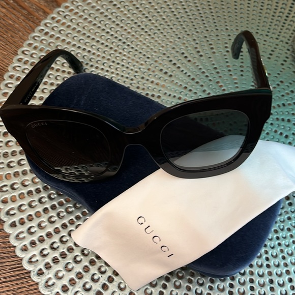 Brand New Gucchi sunglass 😎 - Picture 5 of 7